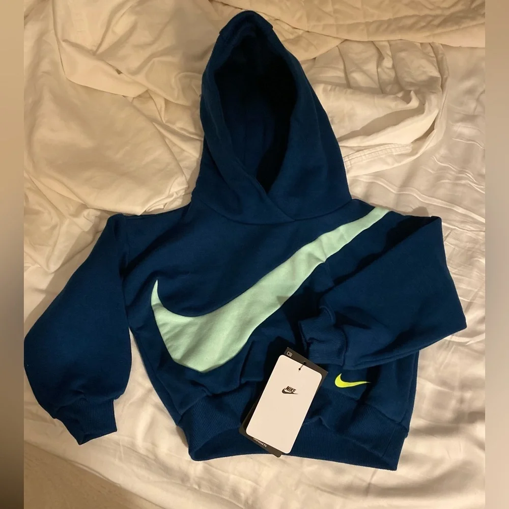 Nike Swoosh Essentials Pullover